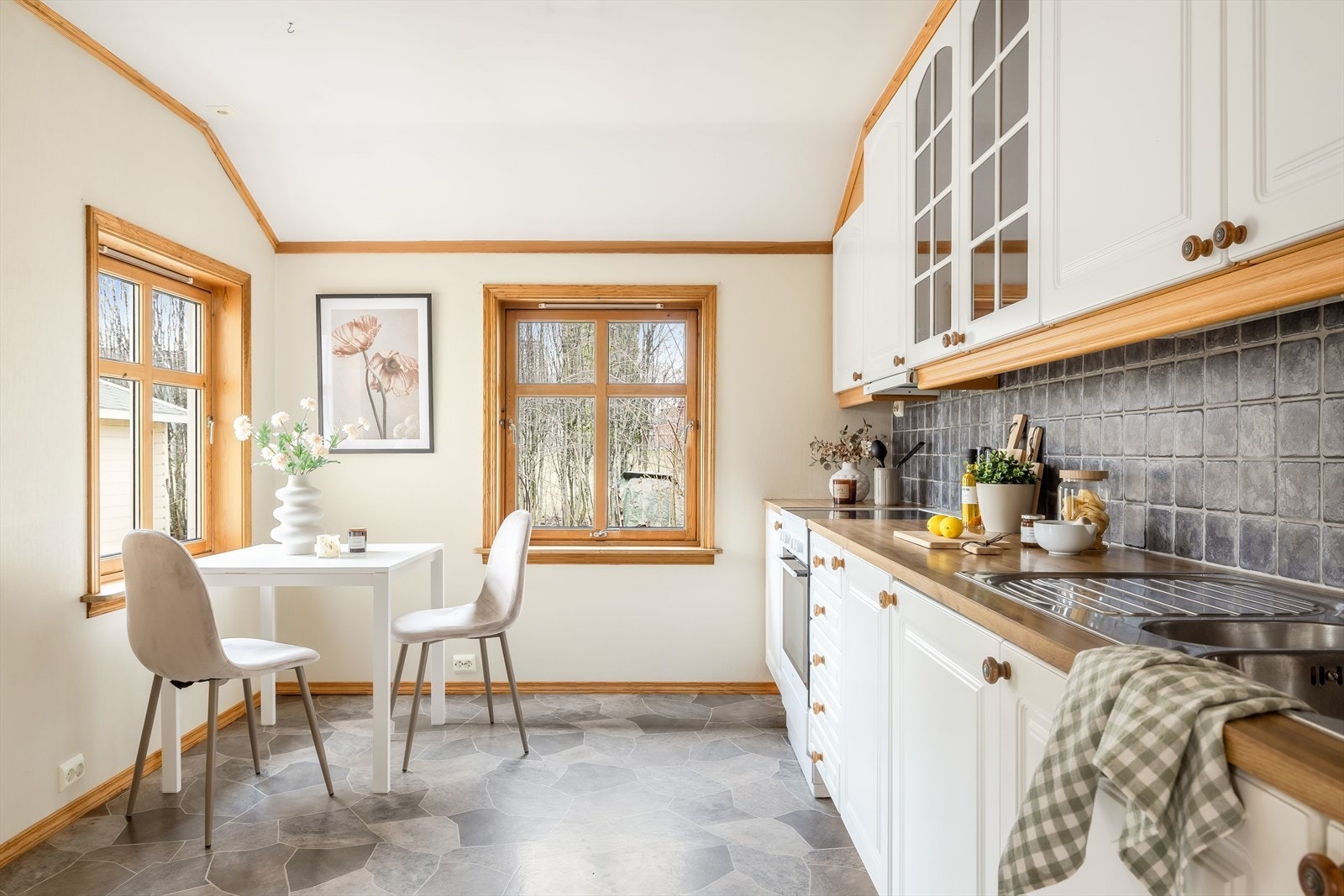 Kjøkkenet ligger i et eget rom i naturlig tilknytning til stuen. Galleribilde