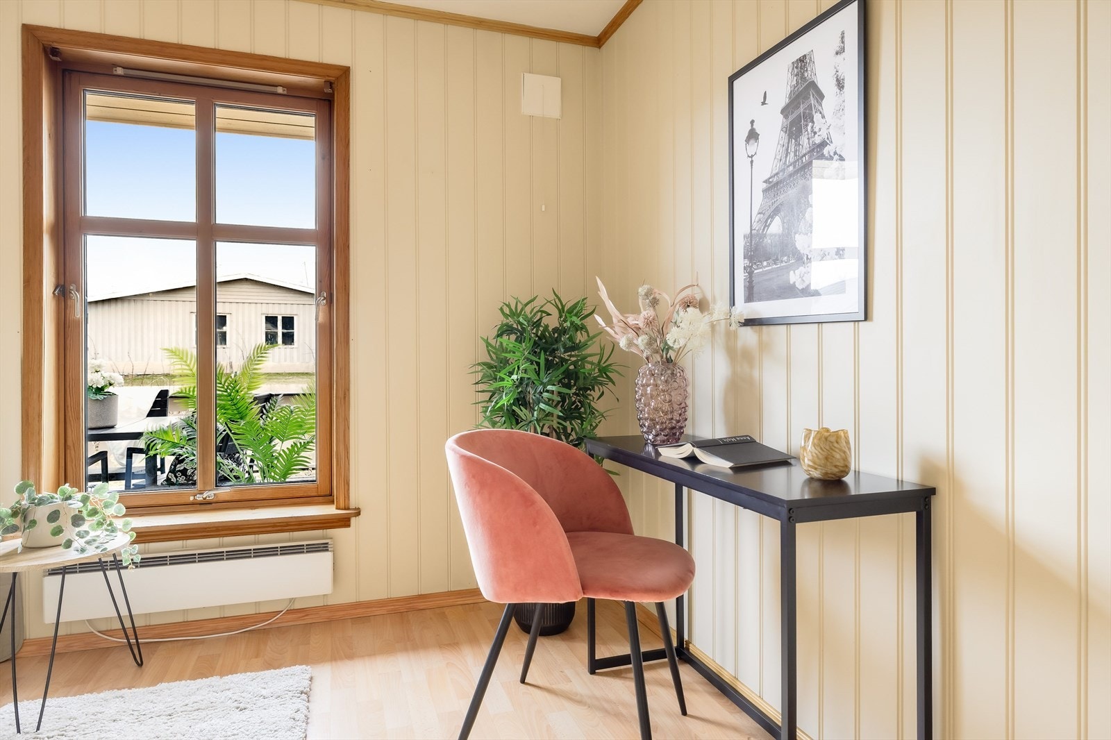 På soverommet er det plass til seng, kontorpult og garderobeløsning - alt etter eget ønske og behov. Galleribilde