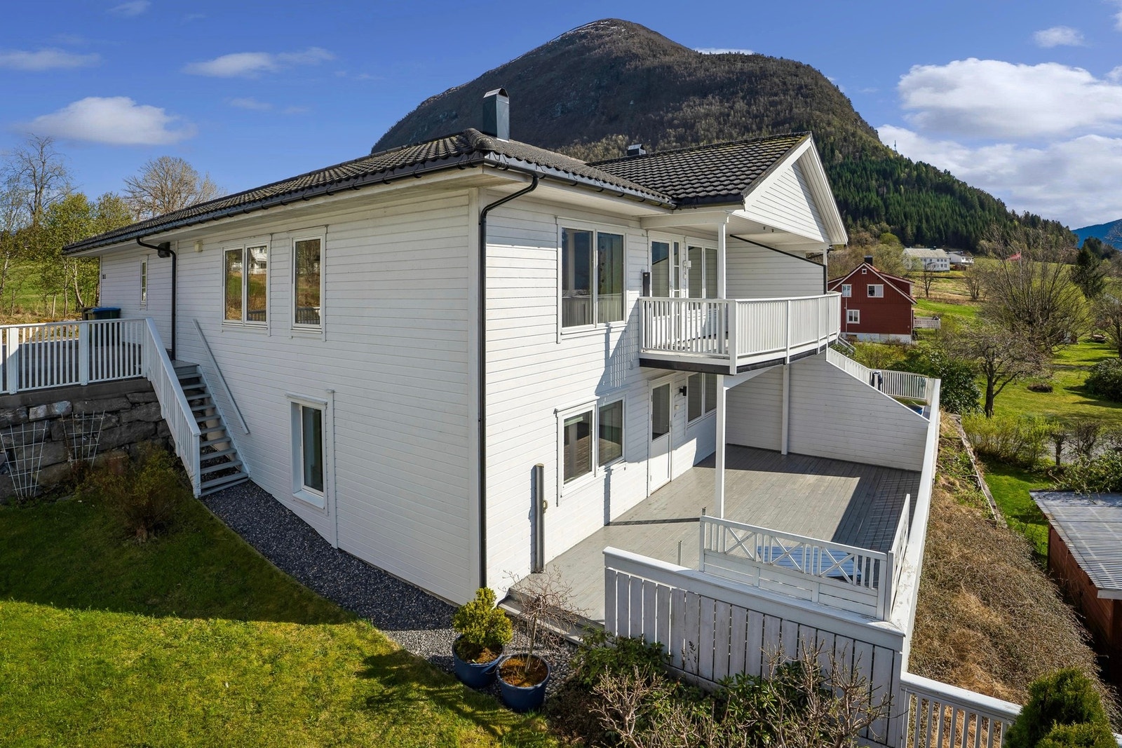 Ein innhaldsrik tomannsbustad med stor terrasse i attraktivt og familievenleg område Galleribilde