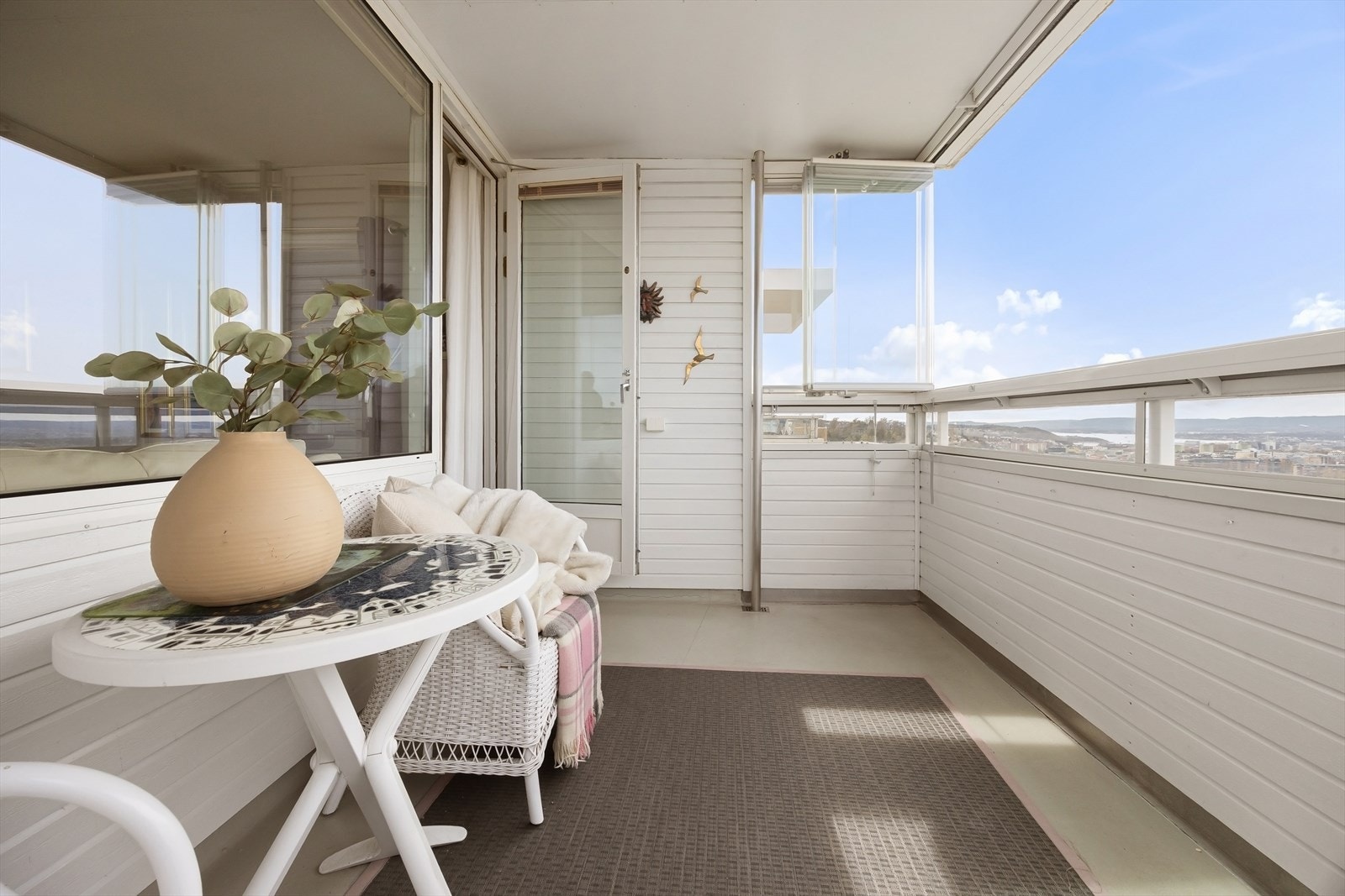 Balkongen er på 8 m² med fantastiske solforhold midtsommers. Galleribilde