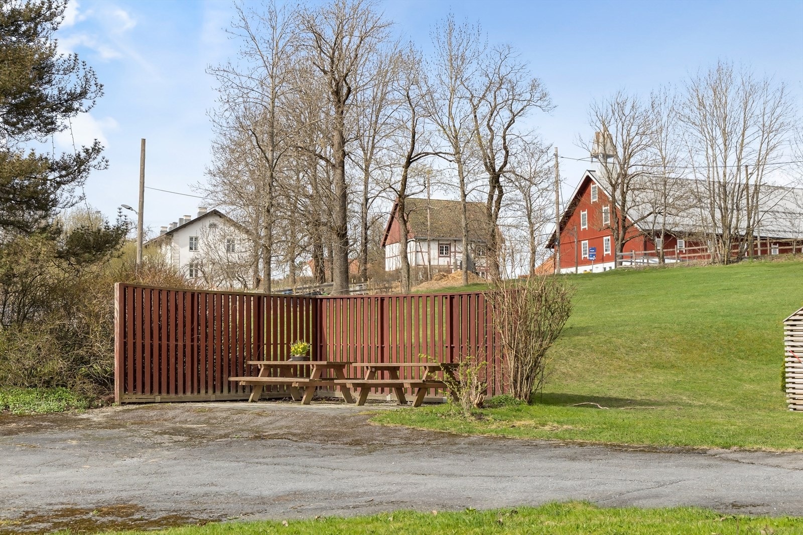 Pent opparbeidet uteområde med sitteplasser. Galleribilde