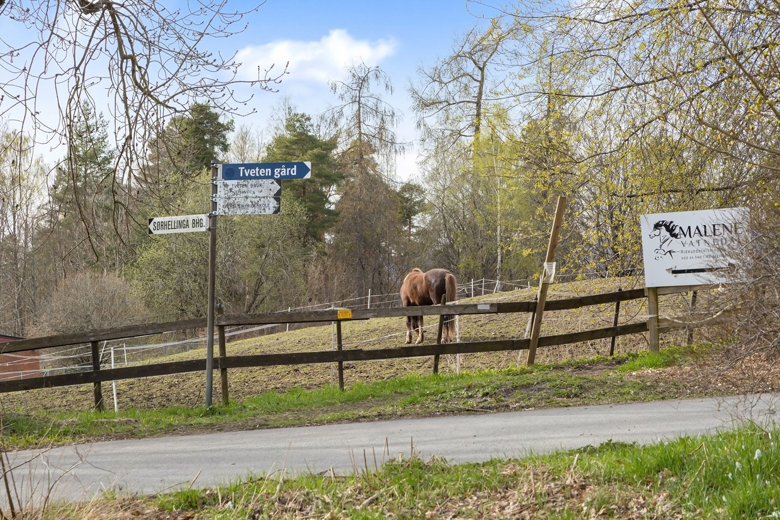 Historiske Tveten gård ligger et steinkast fra boligen. Galleribilde