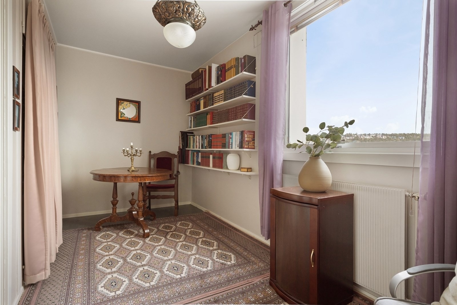 Soverom II- Her har du rikelig med plass til seng, garderobe og øvrig ønsket møblement. Galleribilde