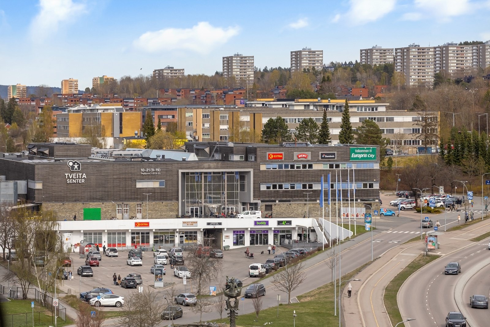 Gangavstand til Tveita Senter med dagligvare, spisesteder, apotek, og andre servicetilbud. Her har du også Tveita T-banestasjon som tar deg raskt til Oslo sentrum. Galleribilde