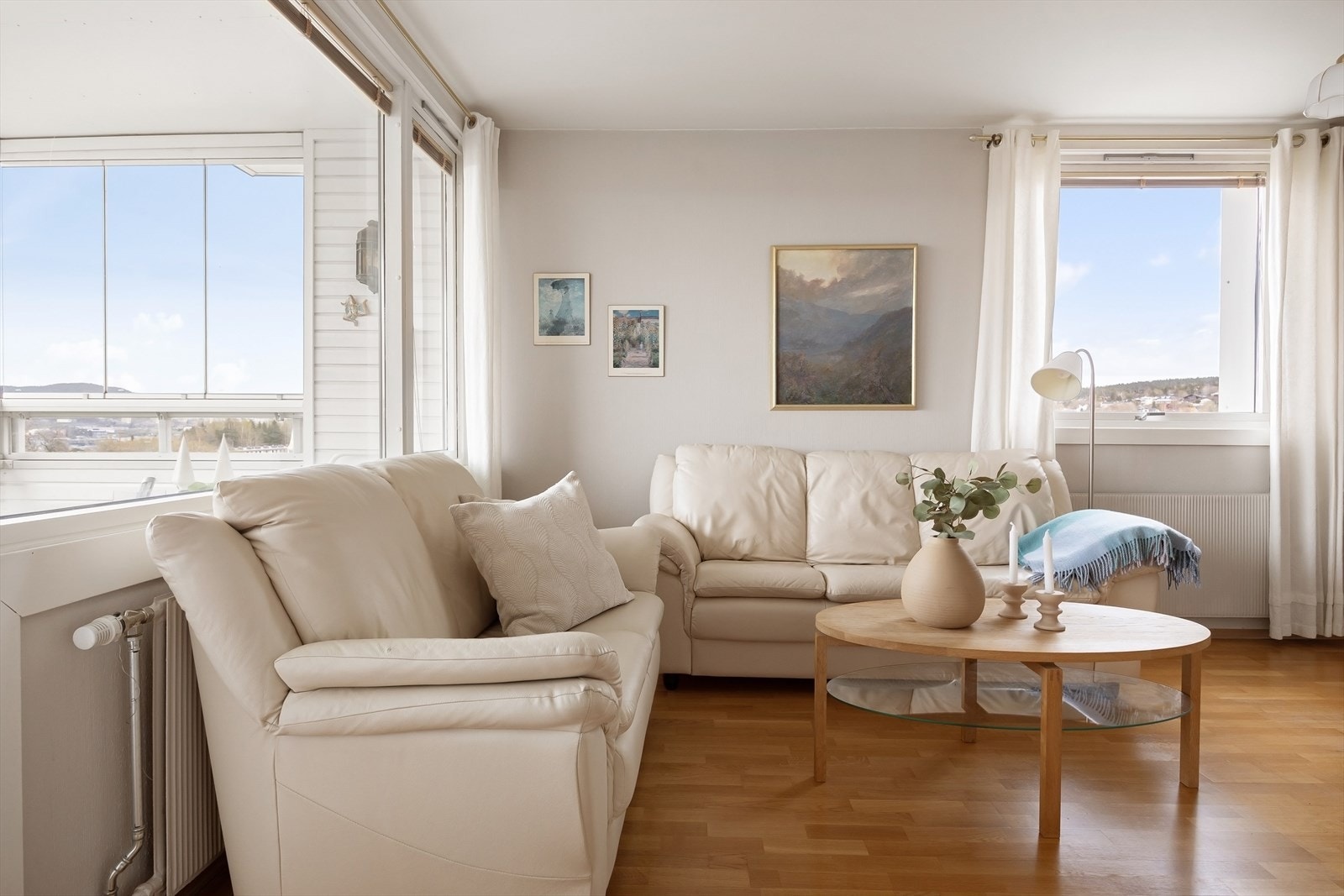 Leiligheten har lysinnslipp fra hele tre sider. Galleribilde
