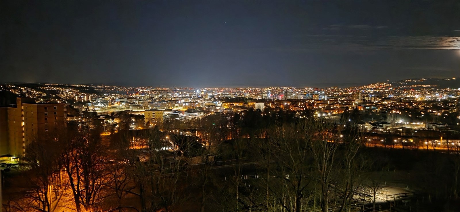 Selgers bilde av utsikten på kveldstid. Galleribilde
