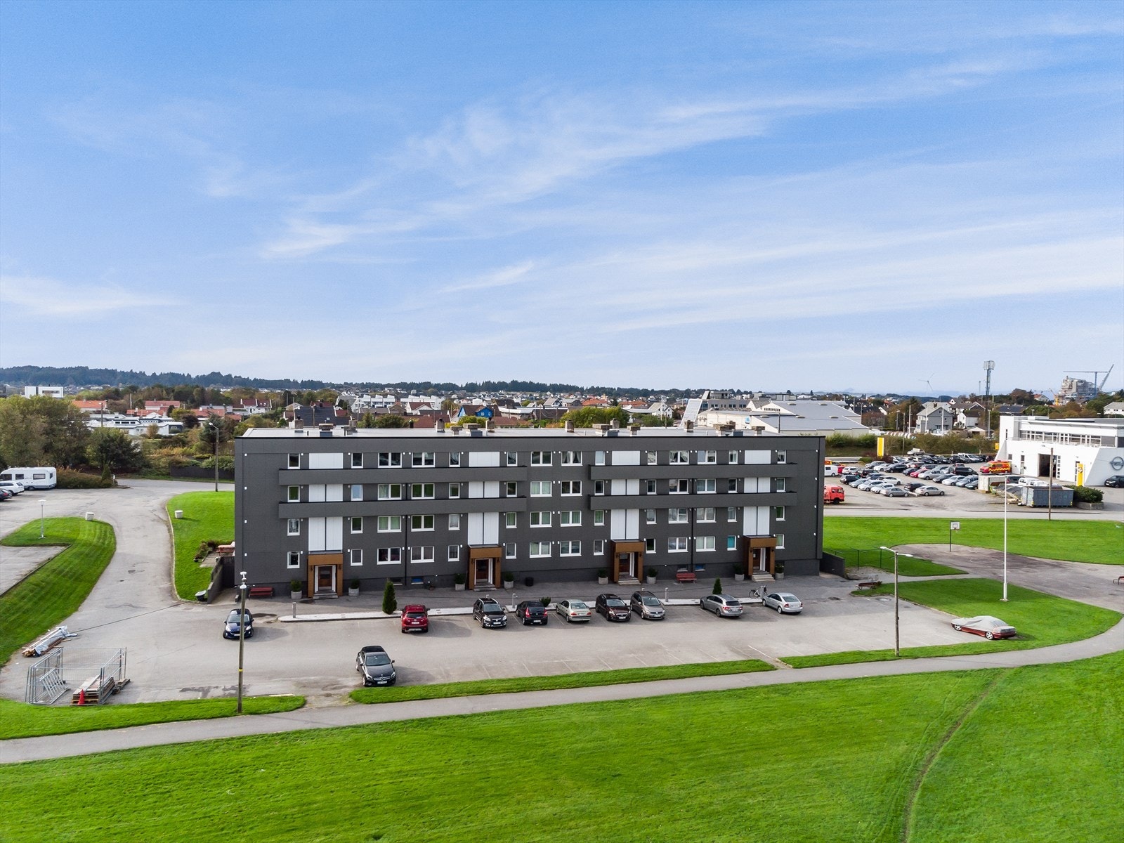 Parkeringsmuligheter like utenfor boligblokken Galleribilde