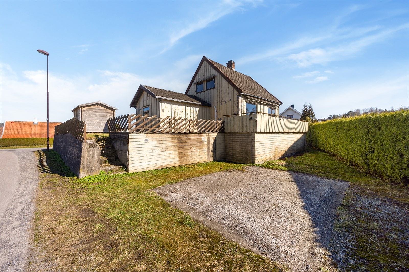 Det er i tillegg bod for oppbevaring og dobbelgarasje av blikk på eiendommen. Galleribilde