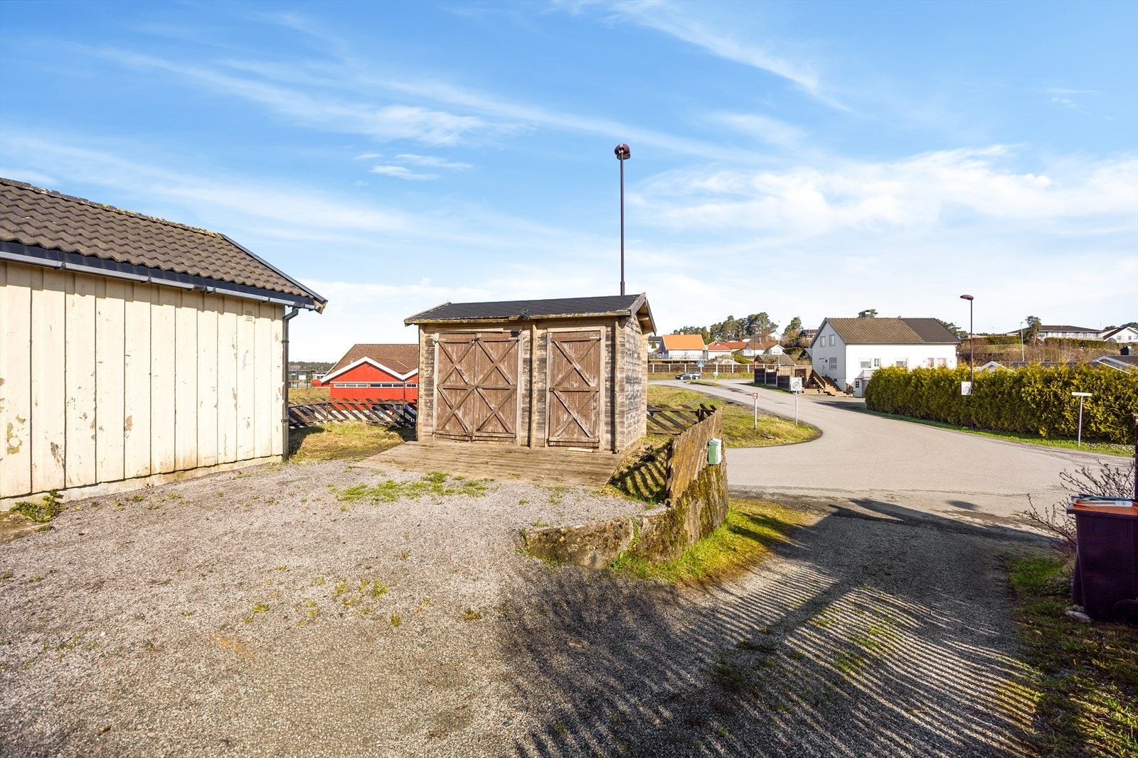 Området er svært barnevennlig, og spesielt anbefalt barnefamilier, med nærhet til barnehager og barneskoler, samt Heistad ungdomsskole. Galleribilde