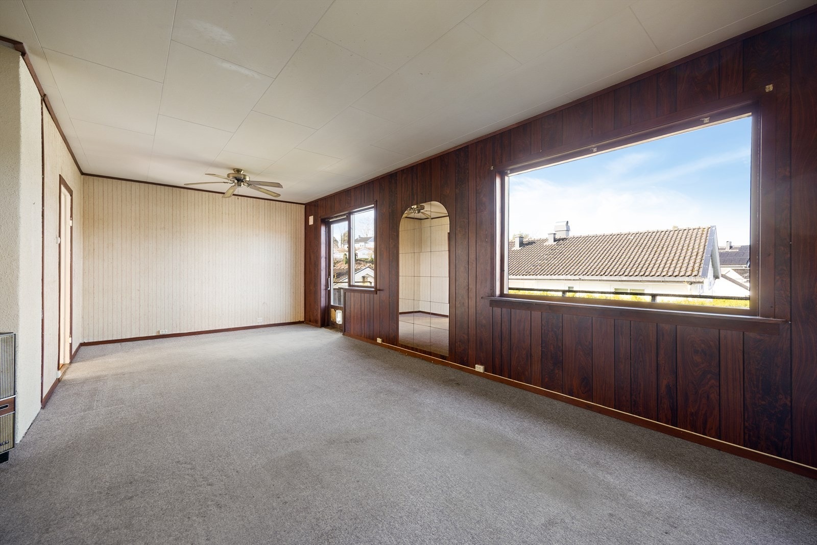 Boligen har en romslig stue med utgang til en stor terrasse på 45 kvm. Galleribilde