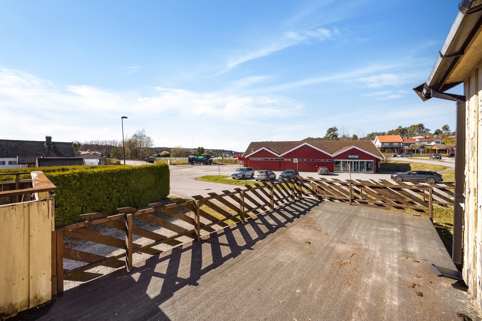 En innholdsrik enebolig med gode rom og spennende planløsning over to etasjer samt kjeller. Eiendommen ligger i et veletablert og populært boligområde på Heistad. Galleribilde