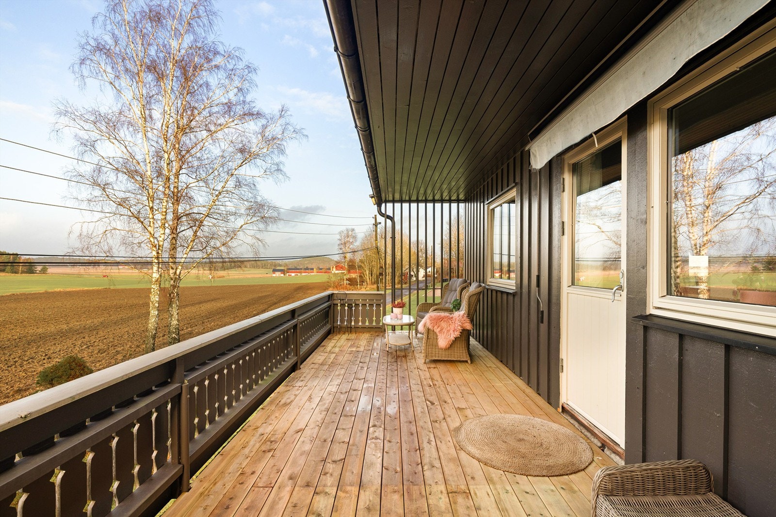To verandaer er en prisverdig kvalitet sommerstid. Denne er vestvendt og ble i 2025 oppgradert med nye terrassebord. Galleribilde