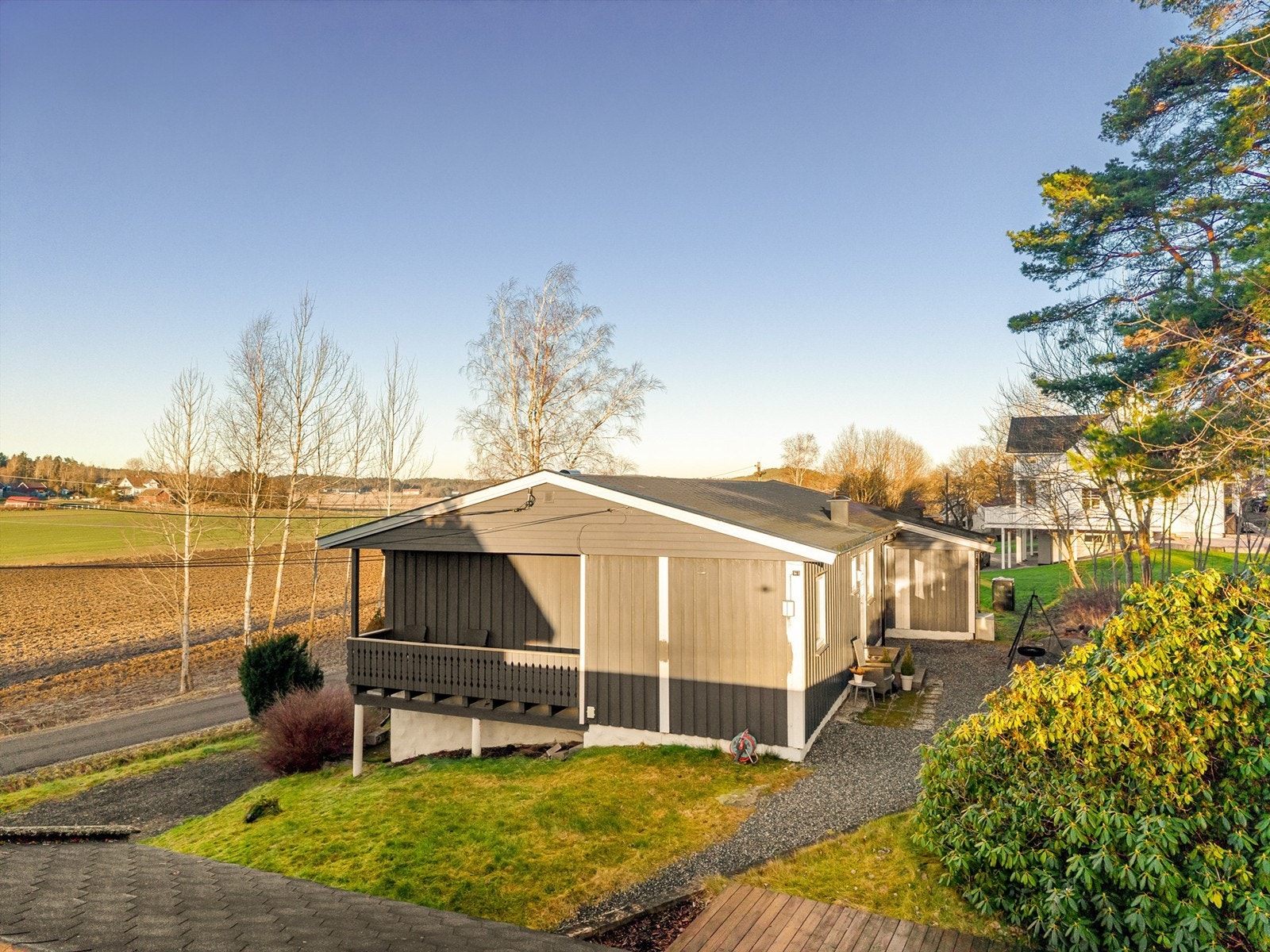 Ytertaket ble lagt om i 2019, nye beslag ble samtidig montert på pipe og luftehatt. Galleribilde