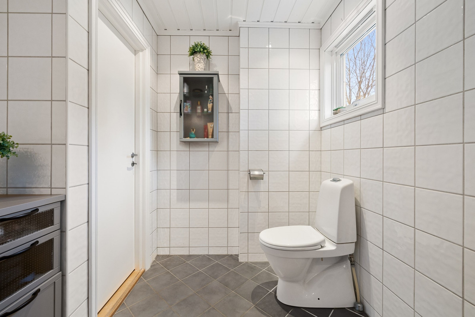 Badet ble slått sammen med toalettrom i forbindelse med renovering. Gulv og vegger er utført med fliser, gulvet også med varme. Galleribilde