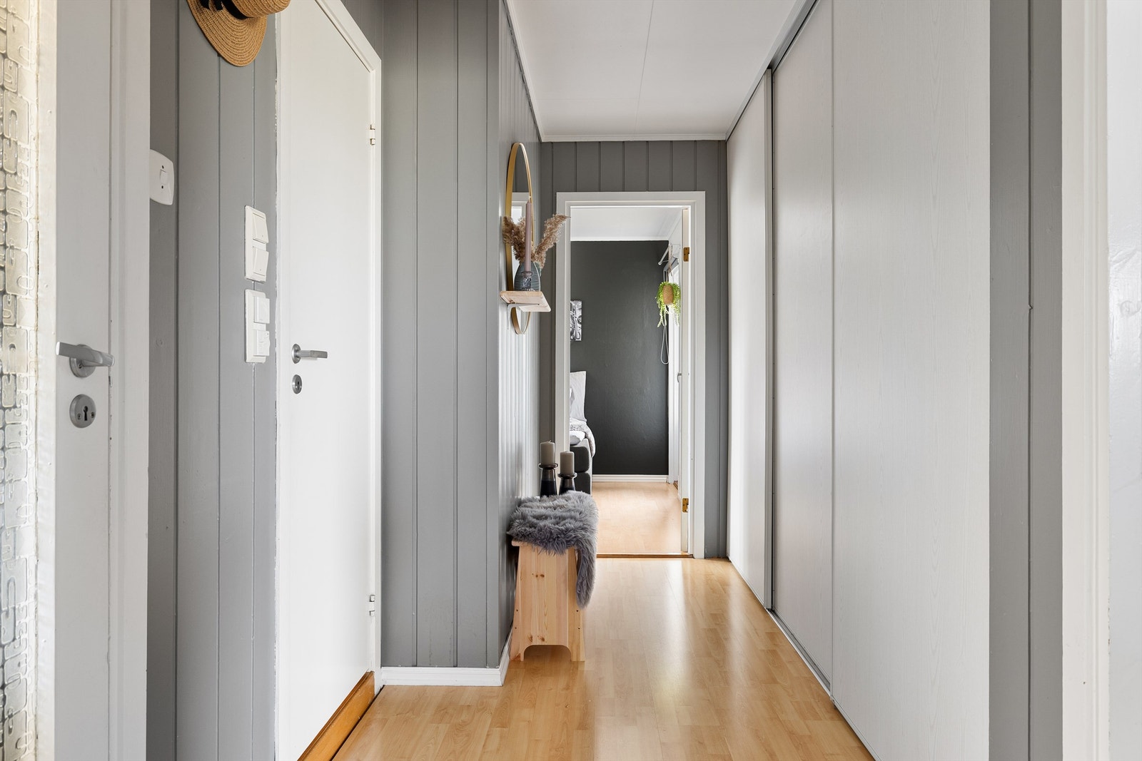 I gangens store skyvedørsgarderobe er det oppbevaringsplass for mer enn bare yttertøy. Badet til venstre. Galleribilde