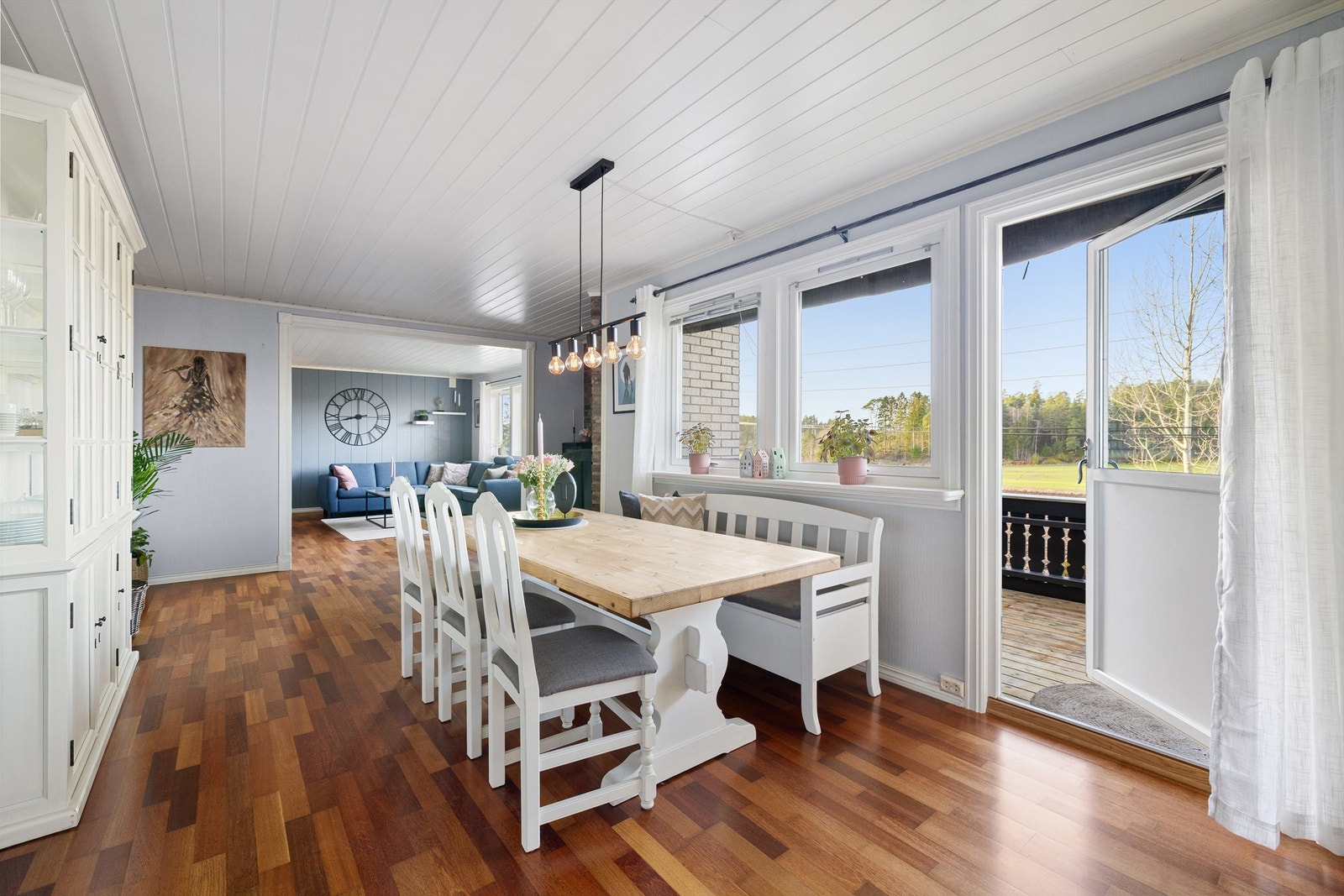 Måltidene kan også enkelt tas med rett ut i ettermiddags- og kveldssolen på den vestre verandaen. Galleribilde