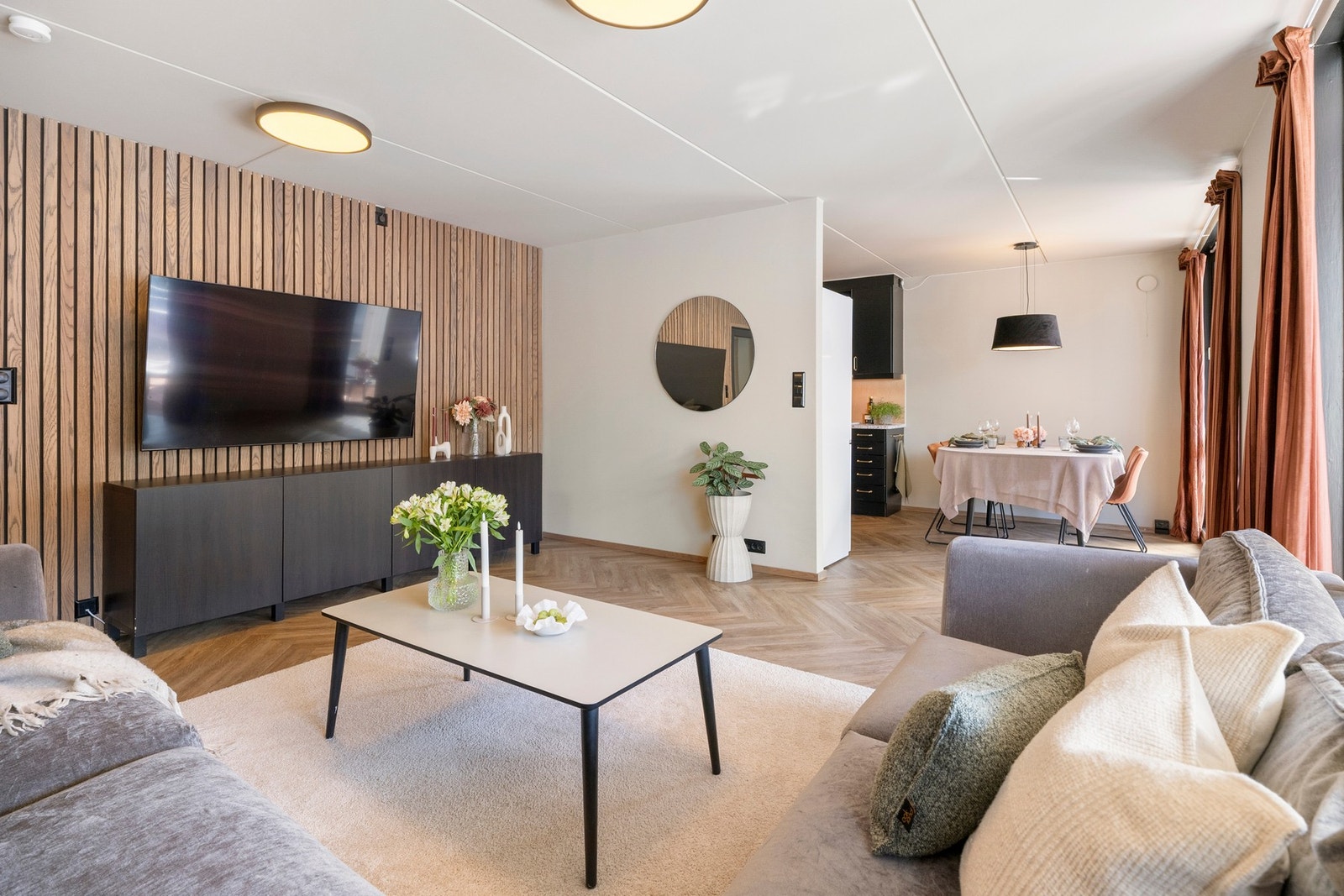 Lys og romslig stue med god plass til både sofagruppe og spisebord Galleribilde