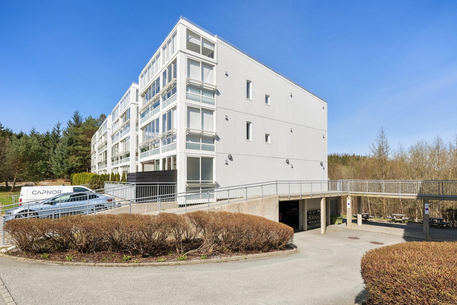 Parkering i garasje med elbillader. Gjesteparkering like ved Galleribilde