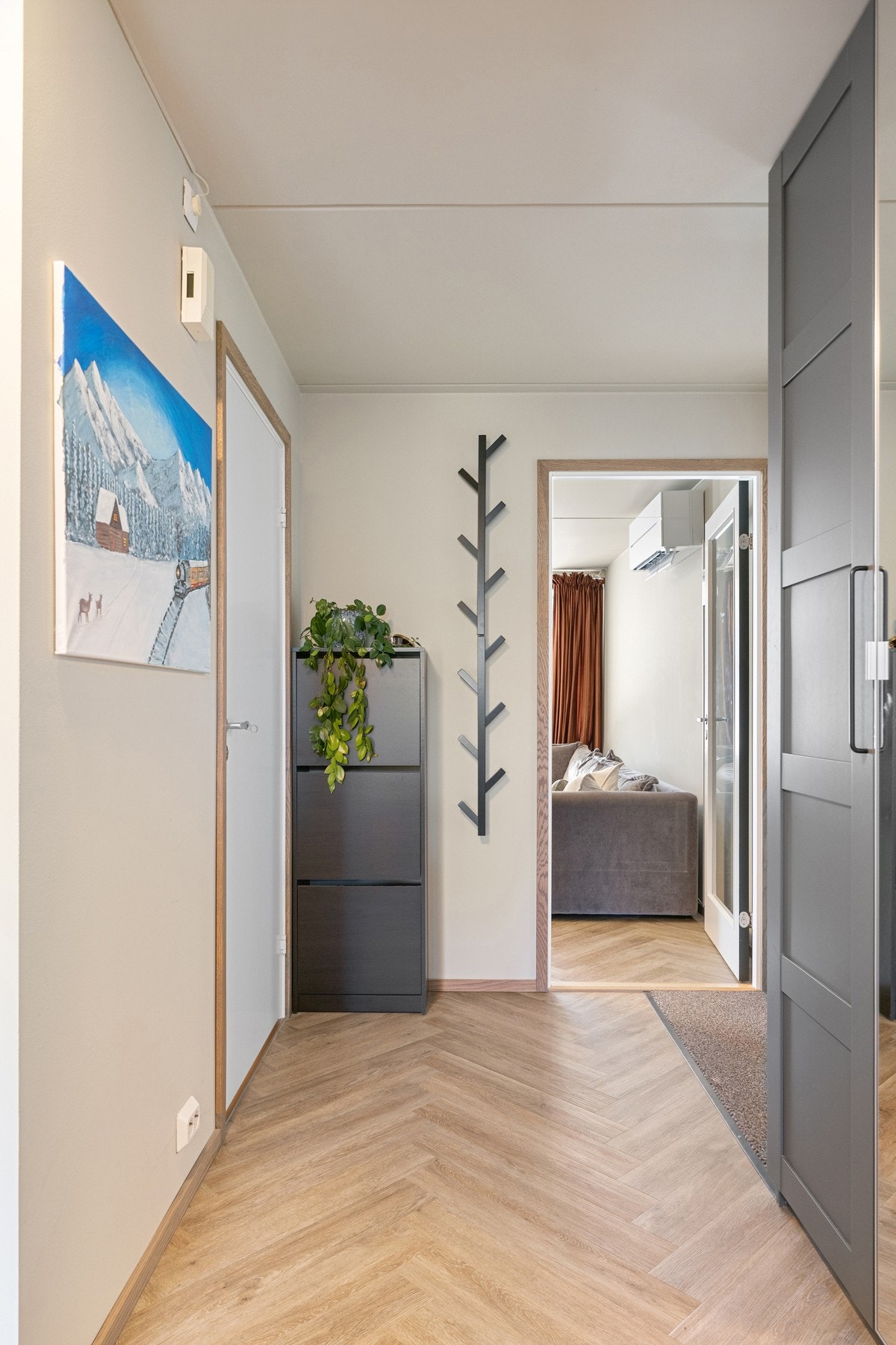 Romslig entré med god plass til yttertøy og sko Galleribilde