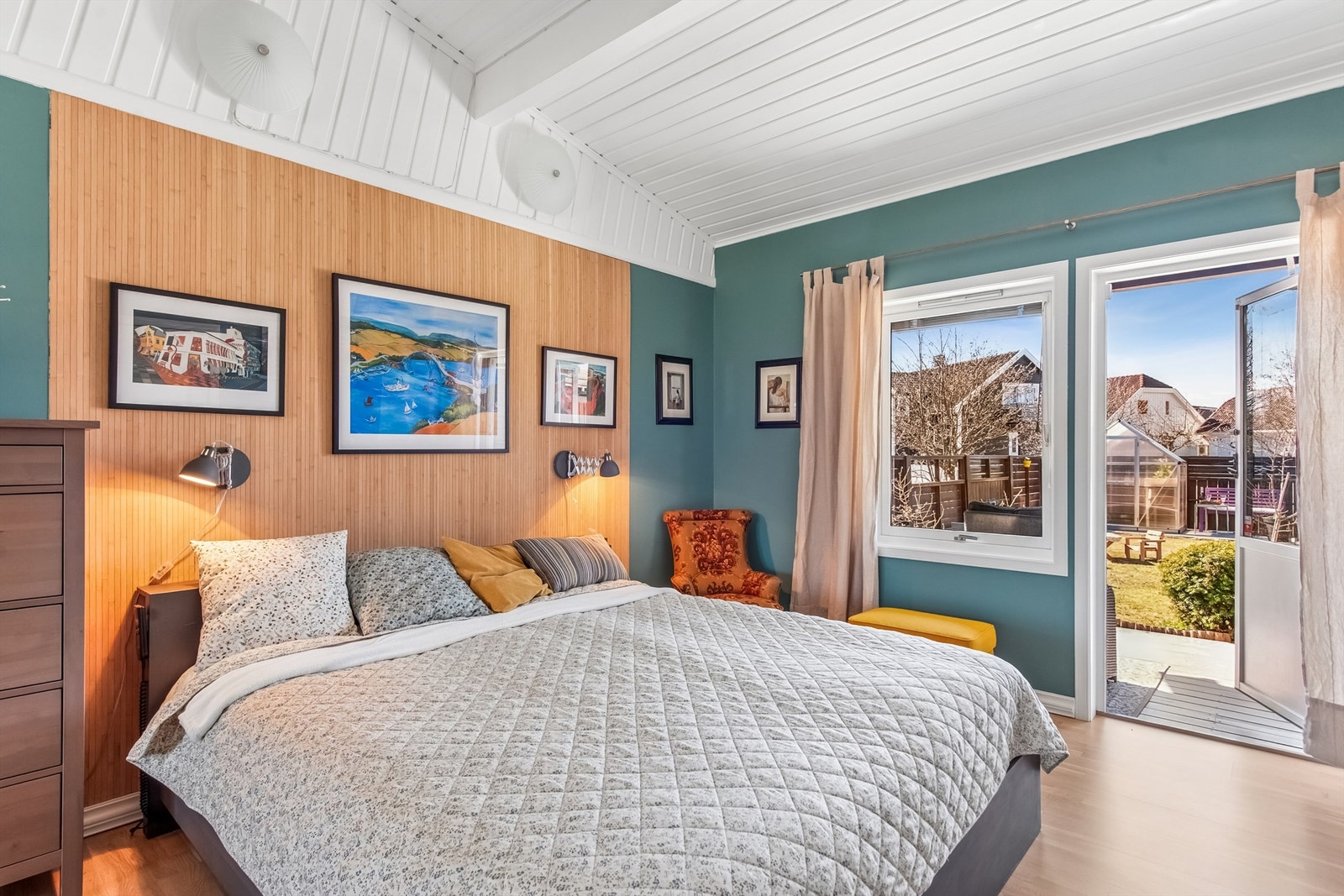 Hovedsoverom av god størrelse og utgang til terrasse/hagen. Galleribilde
