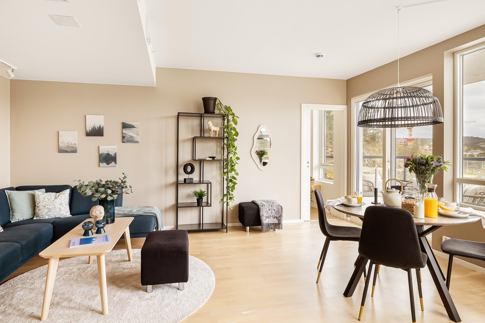 Felleutgifter på 1 606 kr i mnd. Dette inkluderer tv og internett grunnpakke, byggforsikring og
vaktmester tjenester. Galleribilde