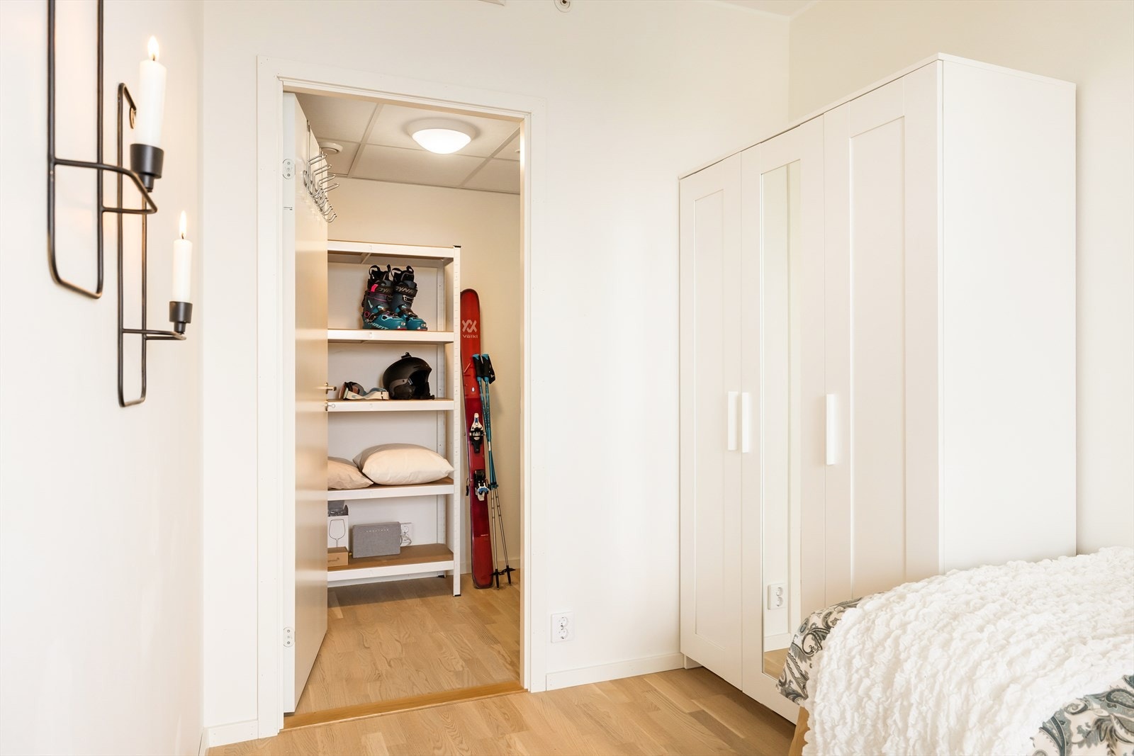 Soverommet har tilhørende bod. Det er bod i kjeller også, så mulig walk in closet? Galleribilde