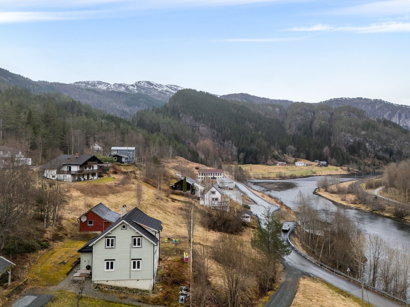 Har du spørsmål til boligen eller ønsker du visning? Kontakt megler Even Lindseth på tlf. 98 23 96 56 eller e-post el@proaktiv.no. Galleribilde
