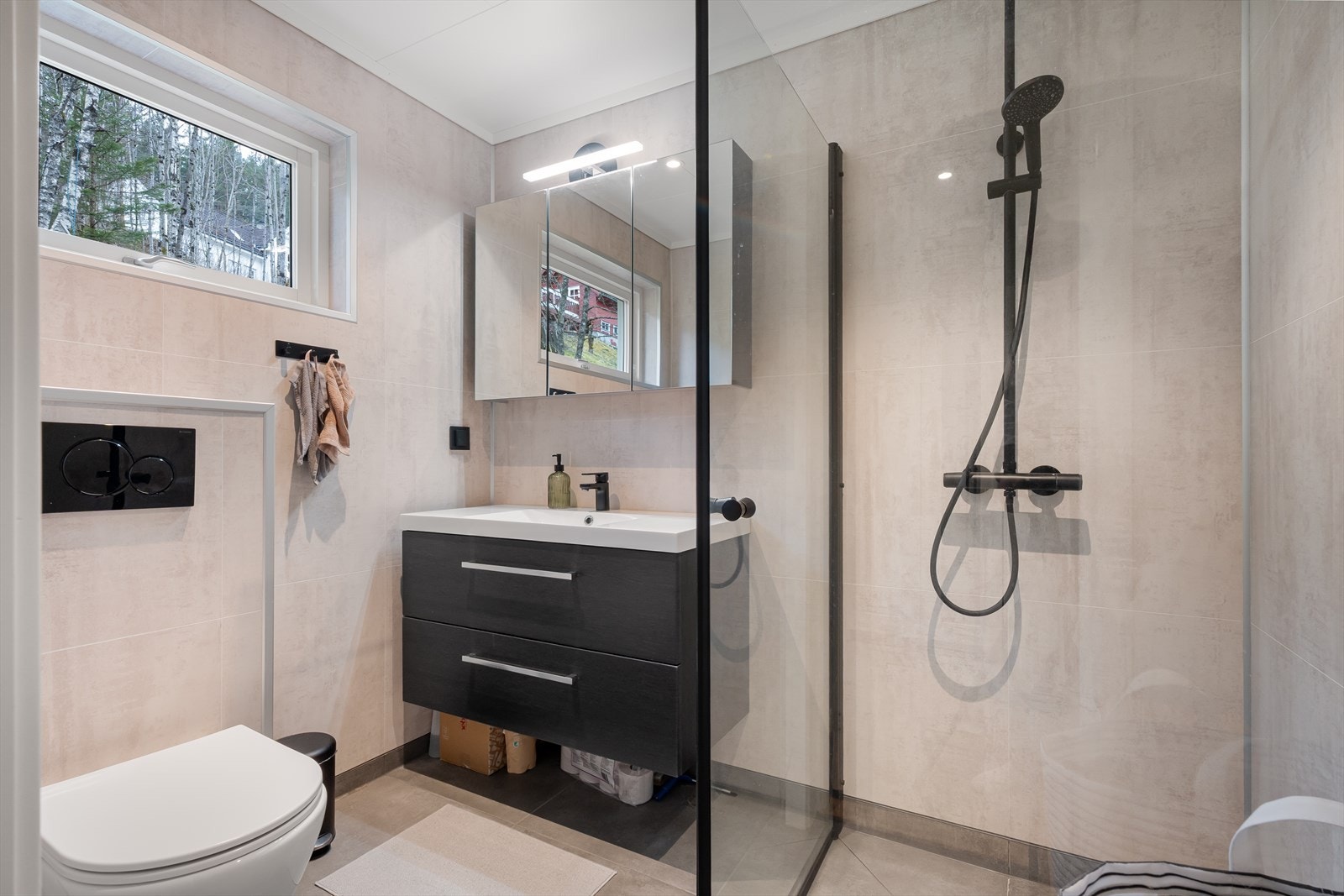 Badet ble fornyet i 2025. Arbeidet er utført som egeninnsats og ved bruk av innleid hjelp. Galleribilde