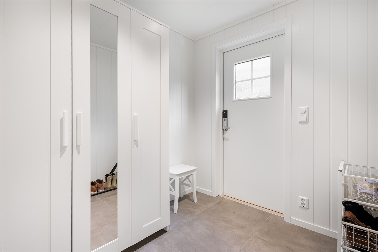 Entre med varmekabler. Her er det plass til å henge fra seg yttertøy og mulighet for garderobe løsning etter eget ønske. Galleribilde