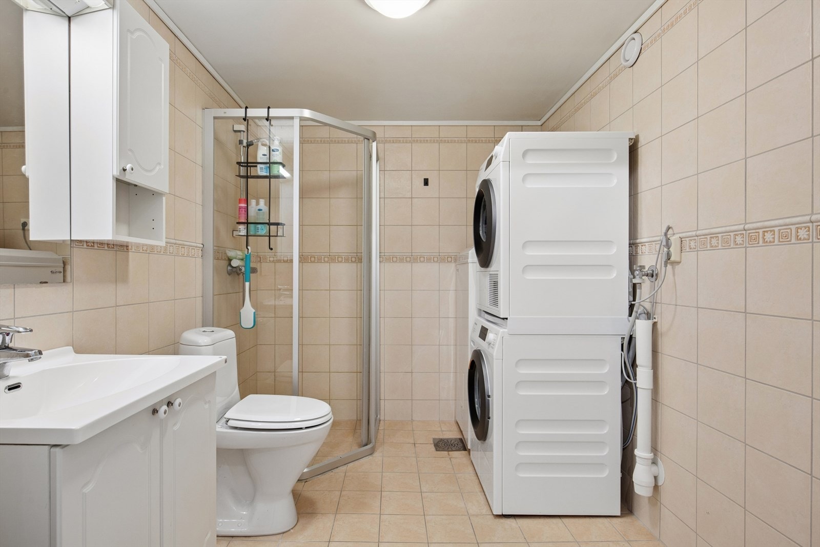 Ventilasjon skjer via sentralavtrekk. Boligens rør-i-rør-system har fordelerskap på badet. Galleribilde