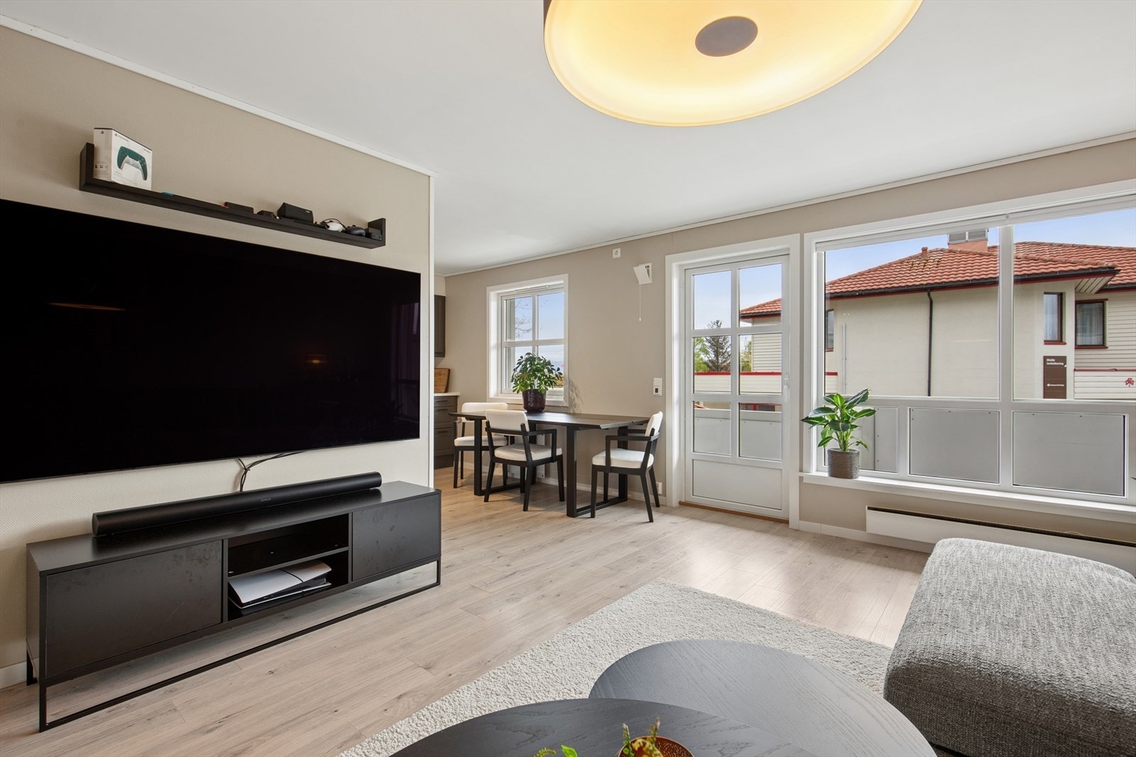 Gjennomgående laminatgulv og malte, slette gipshimlinger gir et helhetlig og ryddig inntrykk. Galleribilde