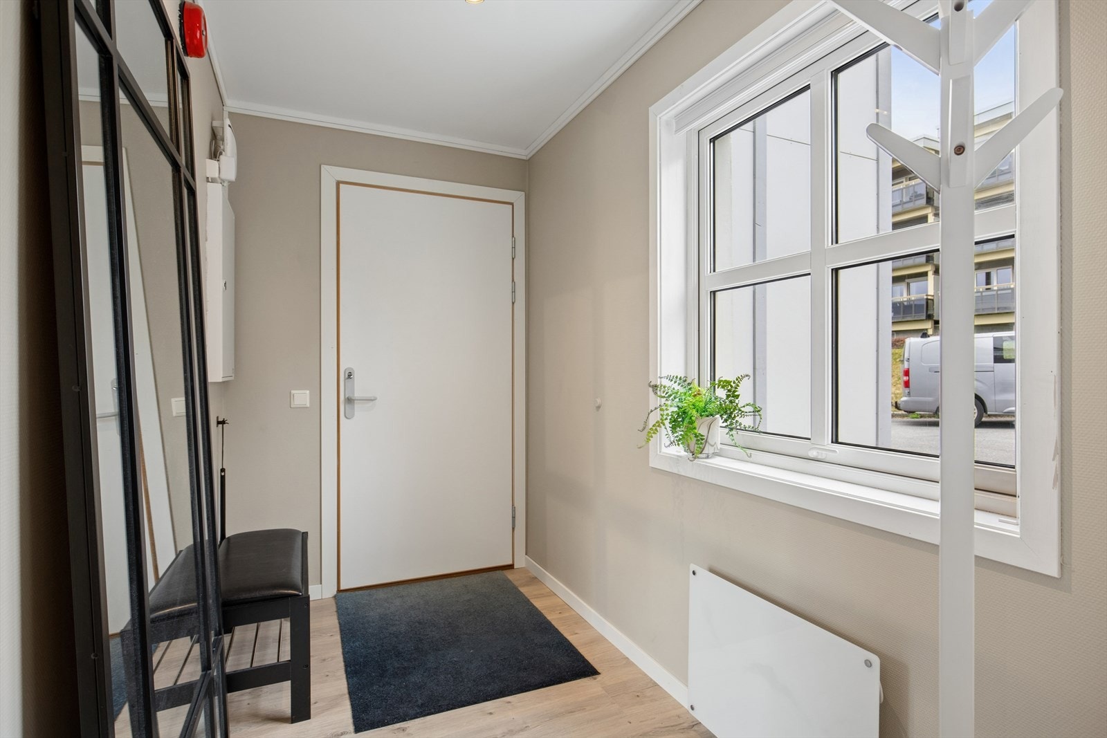 Entréen har varmekabler i gulvet, som gir en behagelig velkomst. Galleribilde