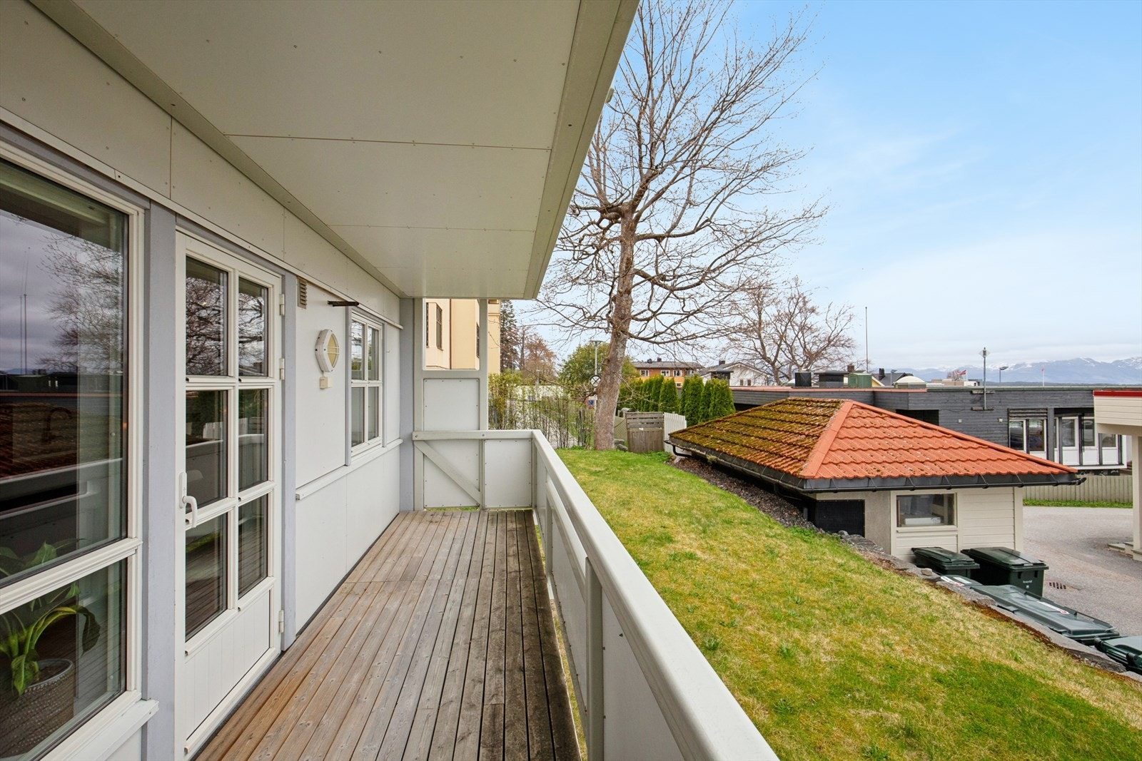 Fra stuen er det utgang til en sørvendt balkong på 9 m². Her er det god plass til en sittegruppe. Galleribilde