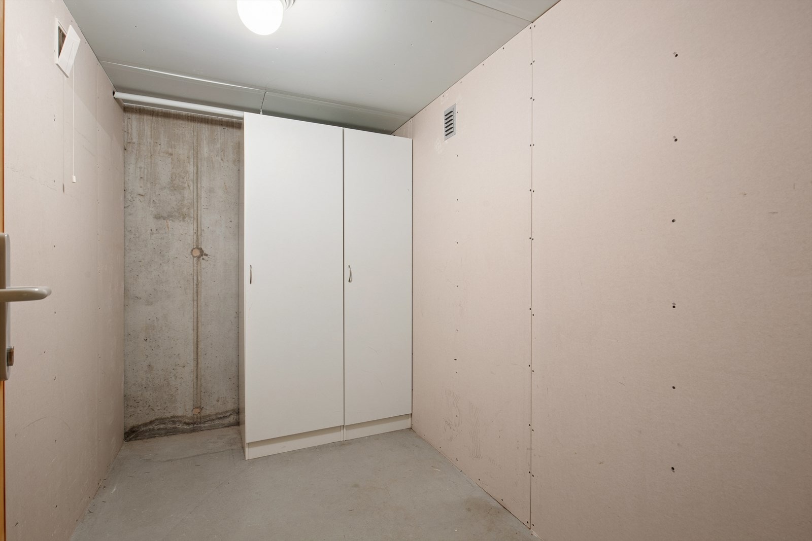 Leiligheten disponerer en praktisk bod på 5 m² i kjelleren. Galleribilde