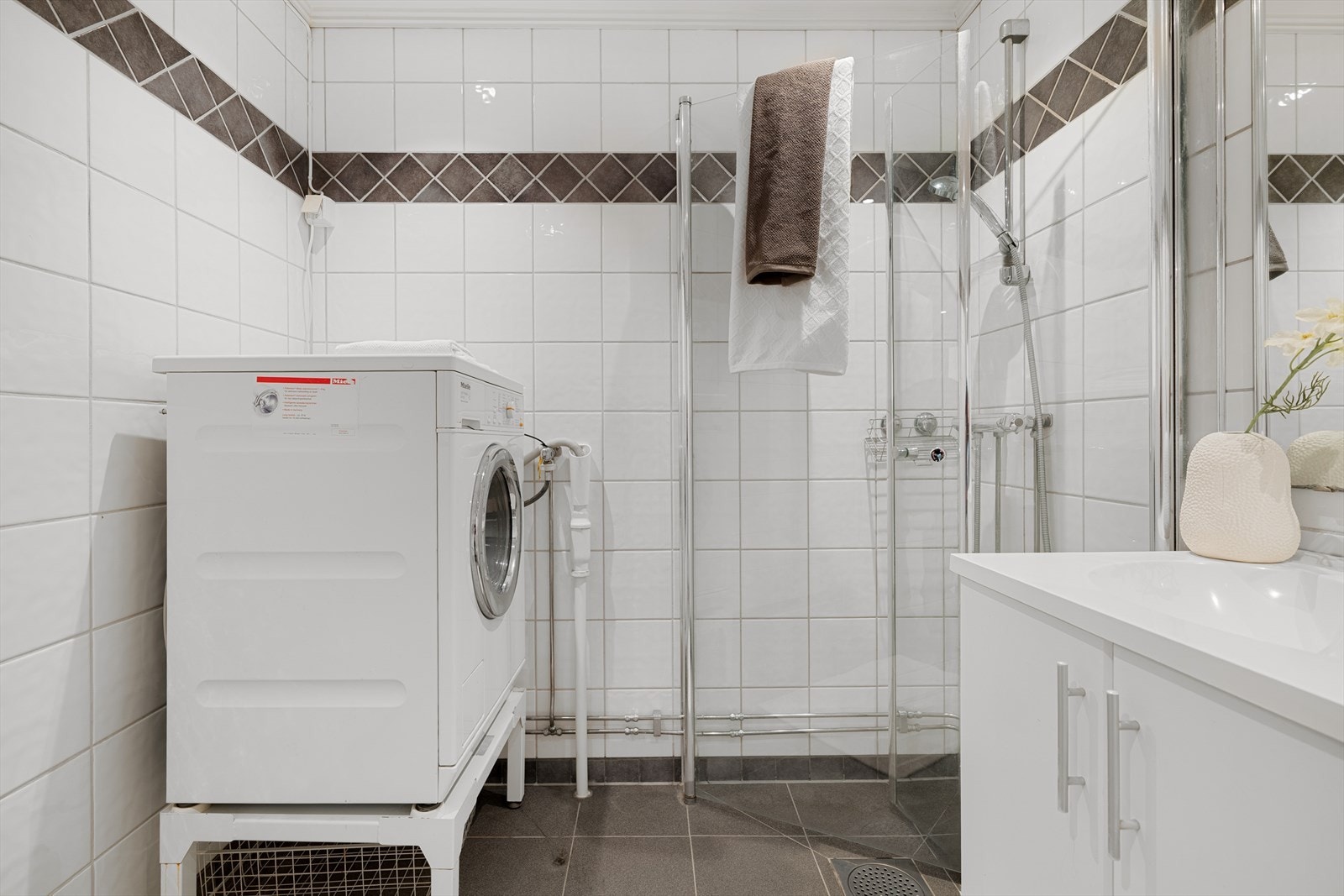 Badet har opplegg for vaskemaskin og mekanisk avtrekk via ventil i himlingen. Galleribilde