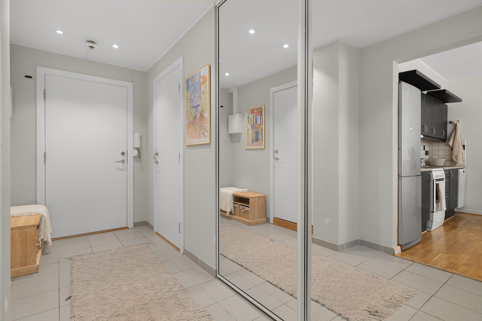 Entréen har flislagt gulv og en romslig skyvedørsgarderobe med speilfronter, installert i 2018. Galleribilde