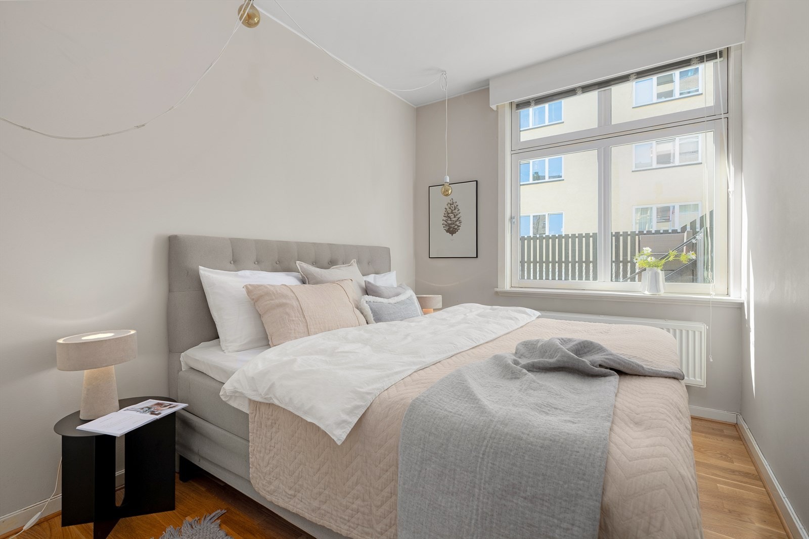 Soverommet har plass til dobbeltseng og vender mot et rolig område. Galleribilde