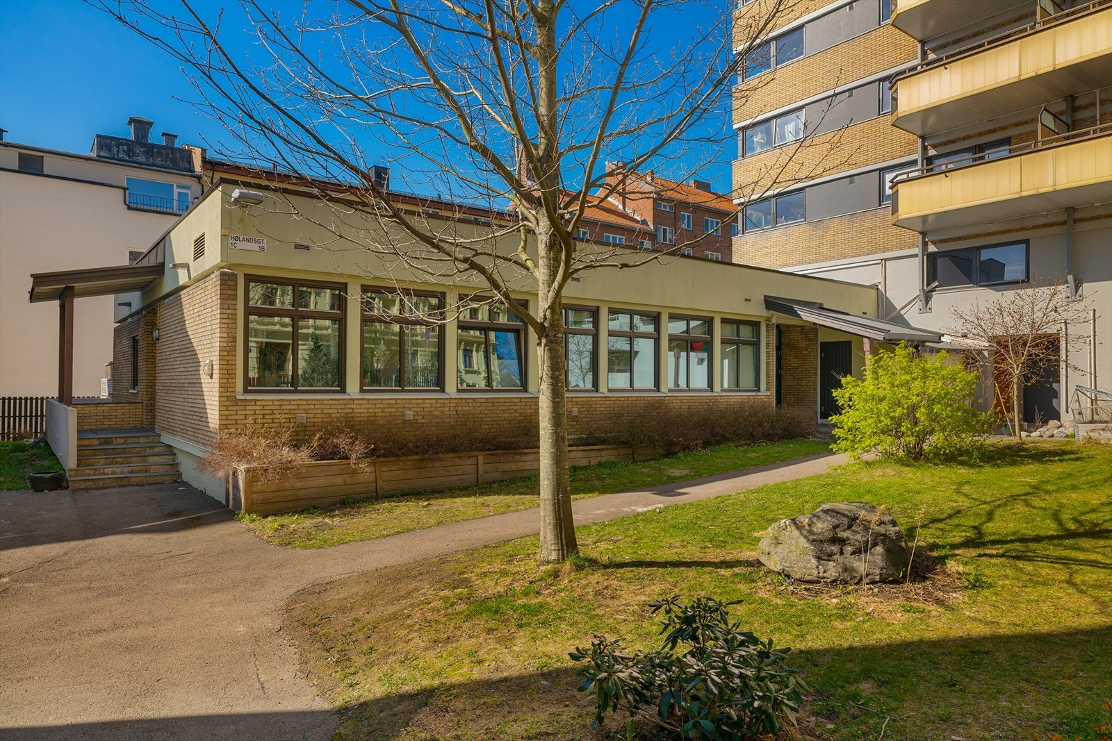 Bygningen ble ombygget fra barnehage til leiligheter i 2005 og har en karakteristisk fasade med teglstein og pusset betong. Galleribilde