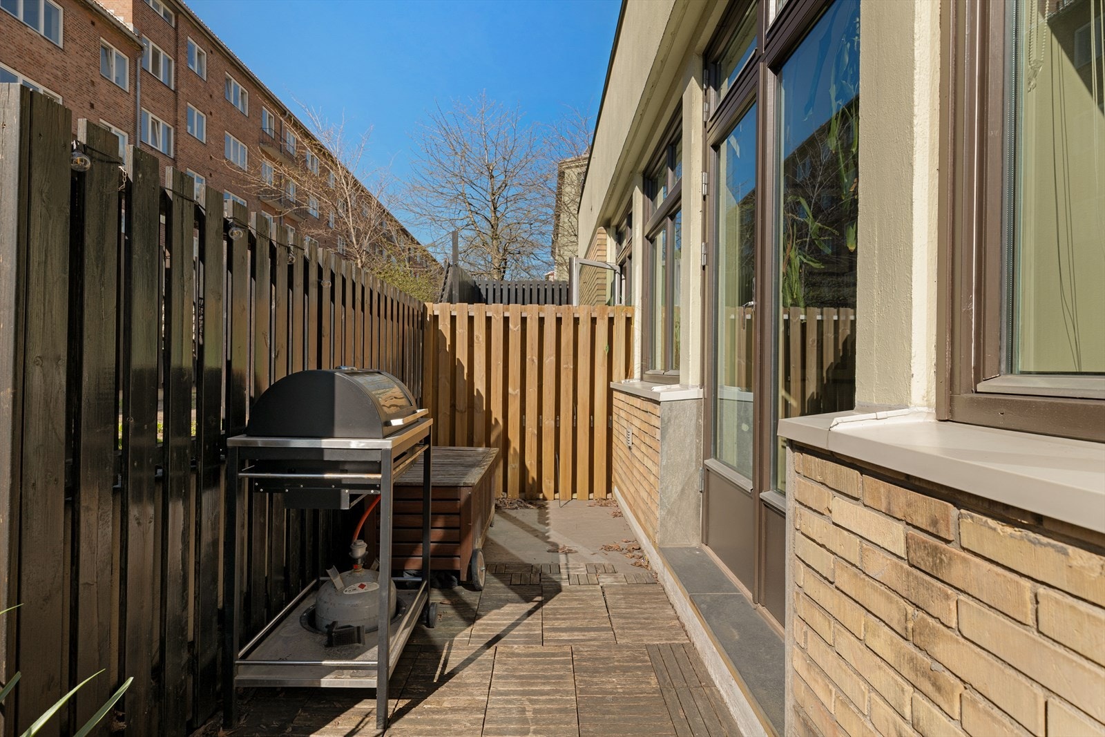 Terrassen er lagt med trefliser og fliser, og har god plass til grill. Galleribilde