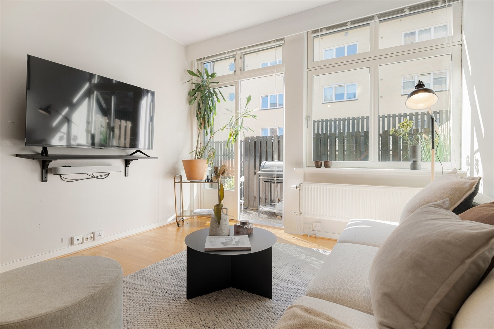Oppvarming skjer via radiatorer tilknyttet fellesanlegg, og fellesvarmtvann er inkludert. Galleribilde