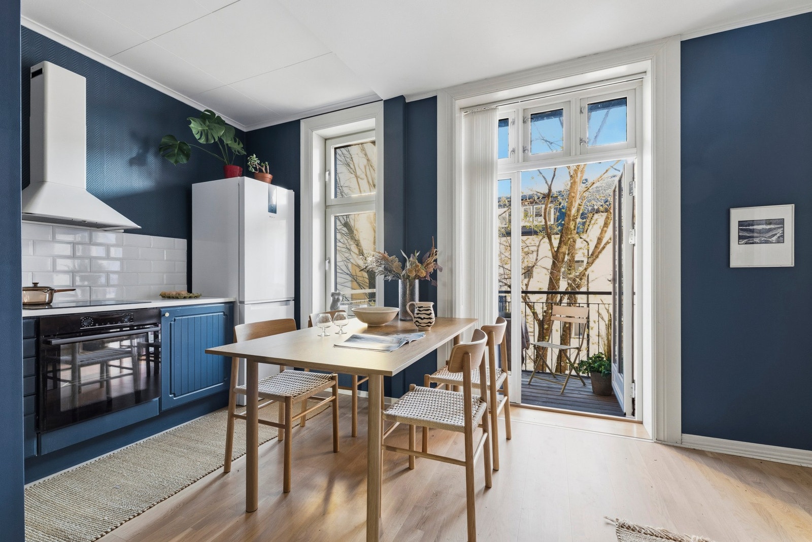 Integrerte hvitevarer som stekeovn fra Gorenje, og platetopp og veggmontert avtrekksvifte fra Ikea. Opplegg for kjøl/frys og oppvaskmaskin. Galleribilde