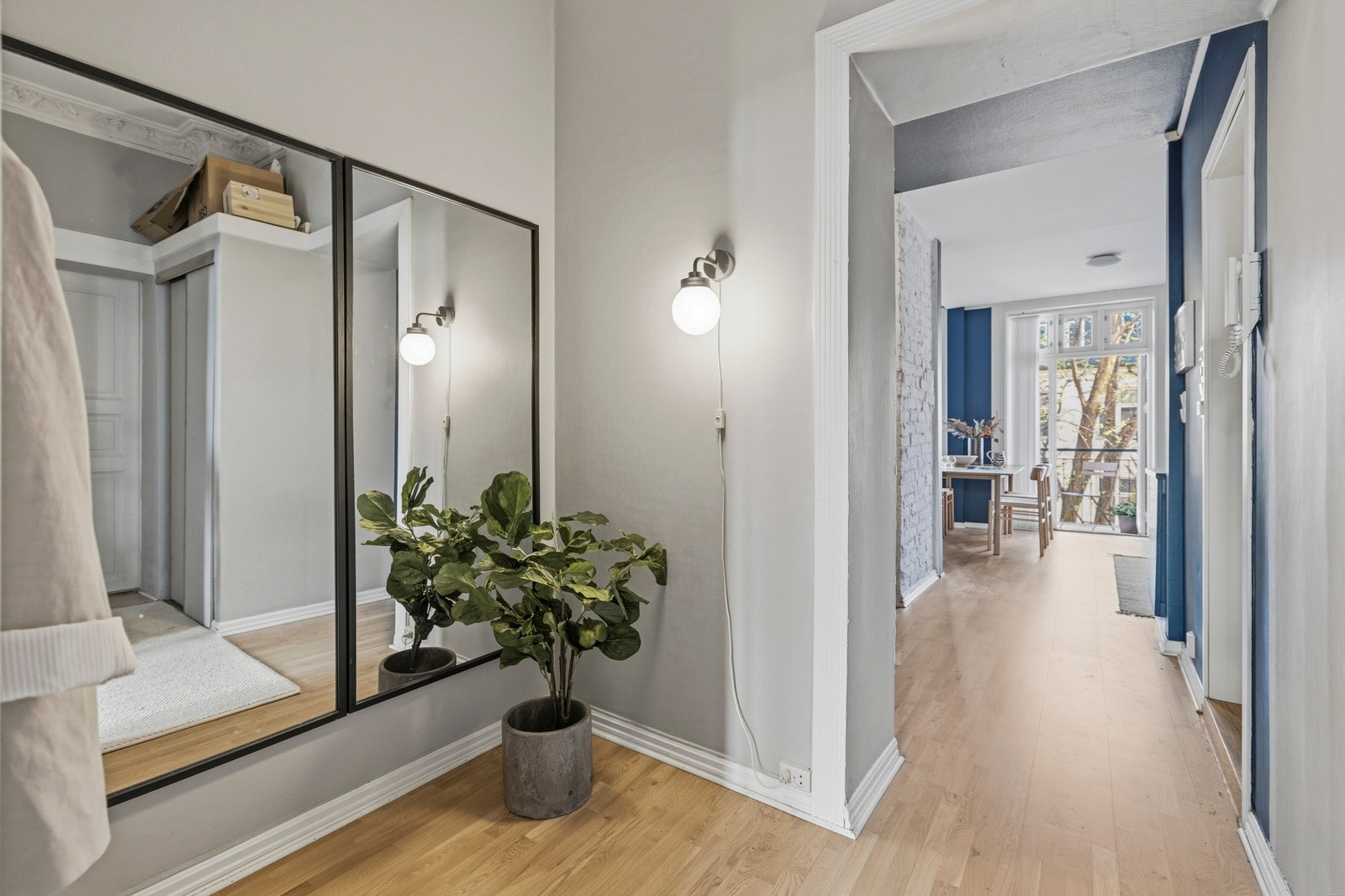 Innbydende entré som skaper et godt førsteinntrykk av boligen Galleribilde