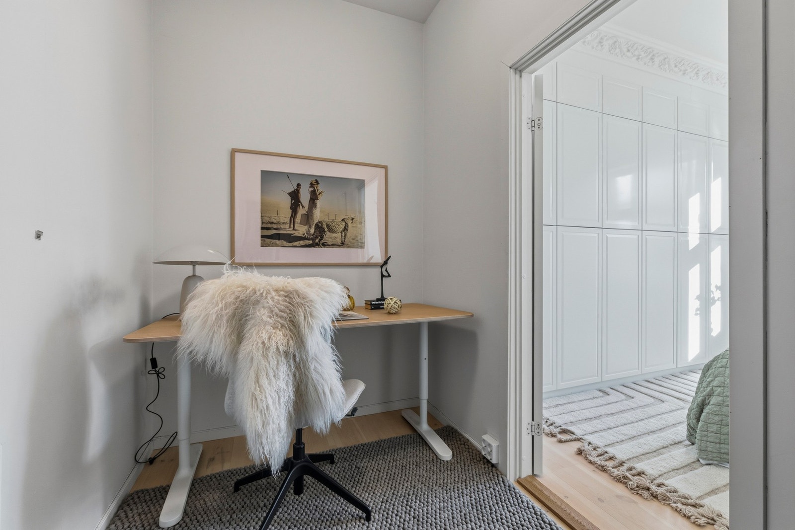 Praktisk kontor vis-a-vis soverommet som vender ut mot rolig bakgård Galleribilde