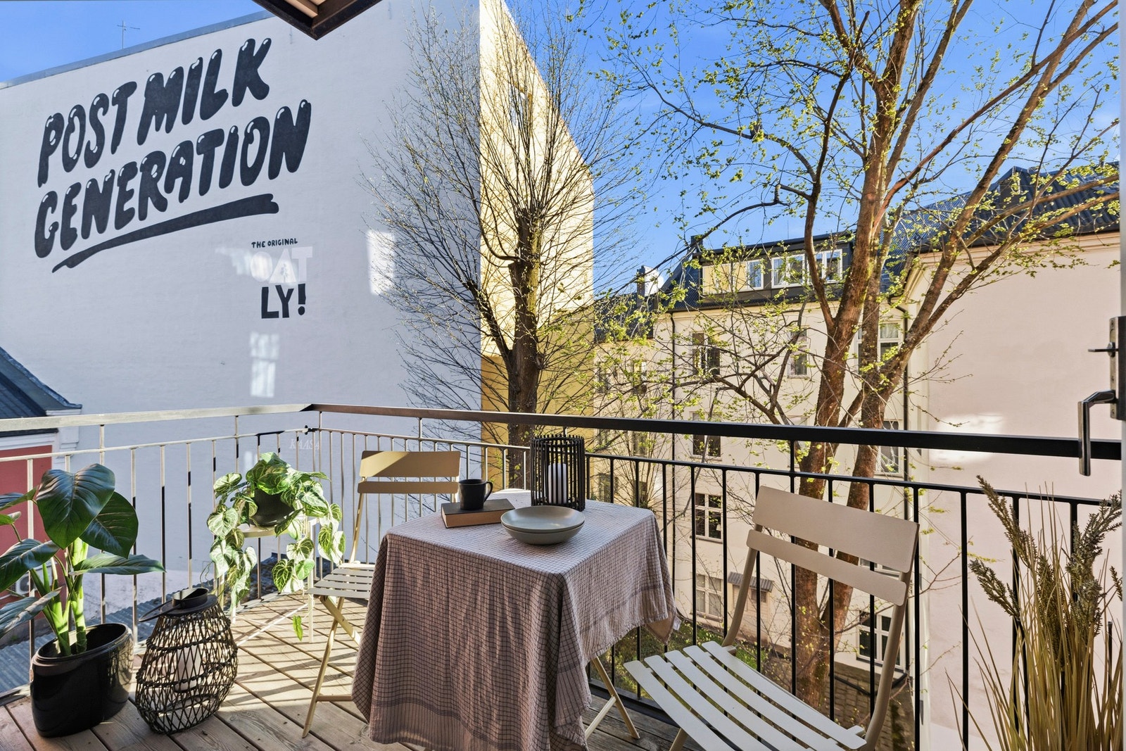 Utgang til solrik balkong hvor man kan nyte måltider sommertid Galleribilde