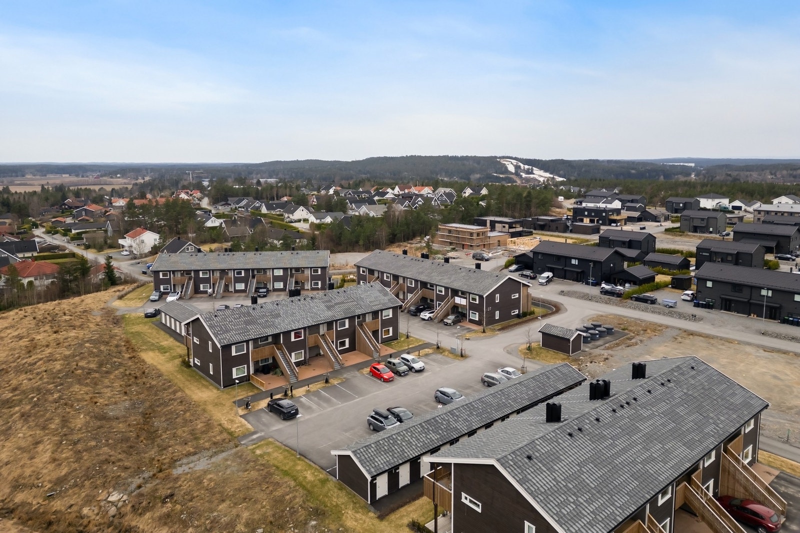 Til matbutikk, skole og barnehage er det ca. 4 min med bil eller 19 min om du vil rusle en tur Galleribilde