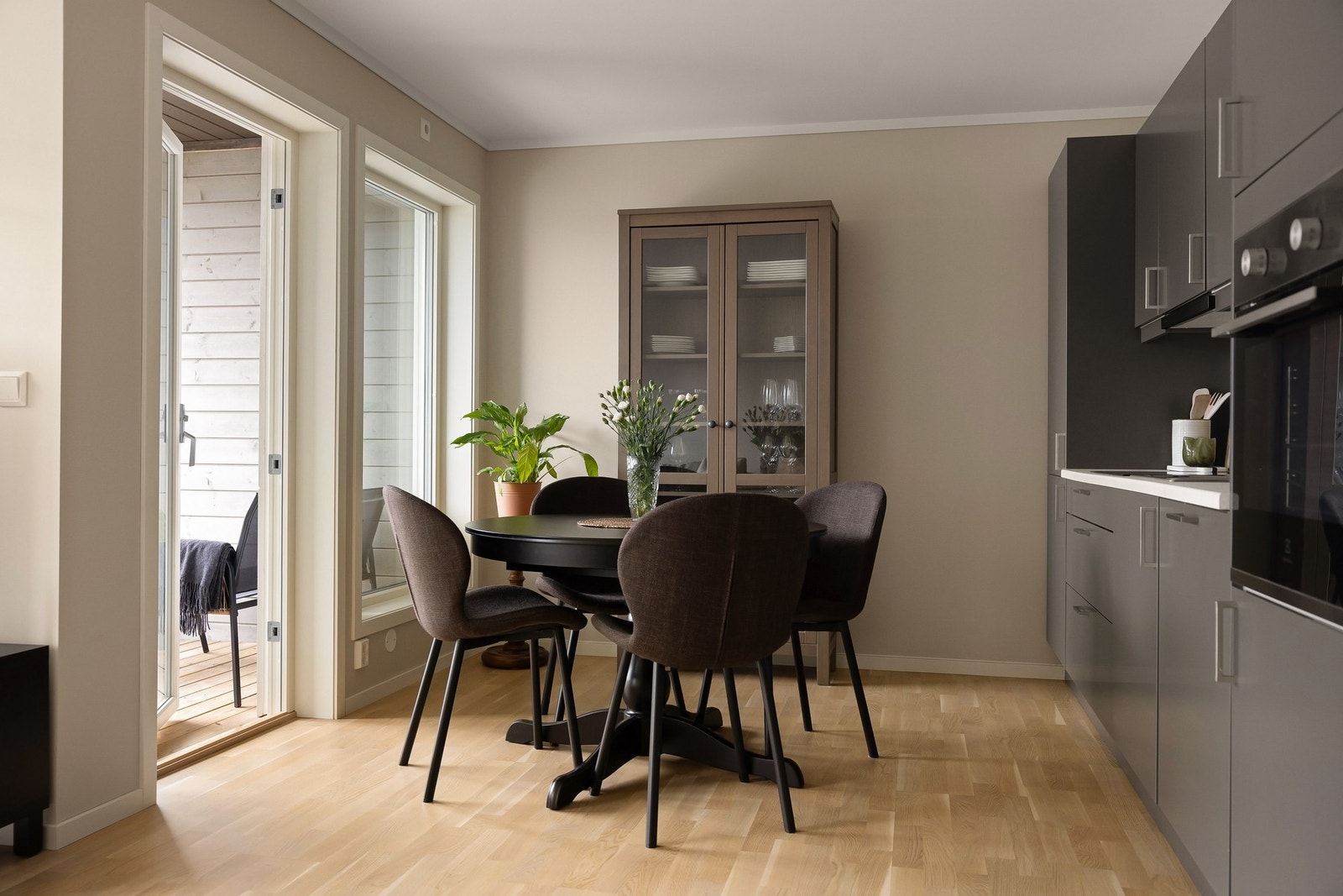 Ved den naturlige spisestuen er det utgang ut, perfekt på dager du griller Galleribilde