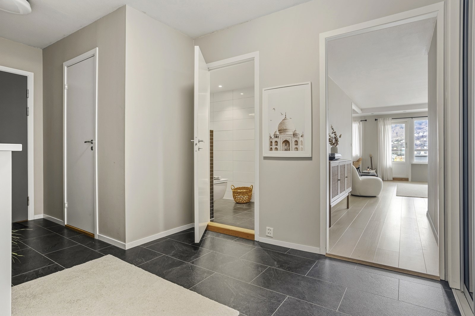 Velkommen inn! Romslig gang med plass til å oppbevare yttertøy. Galleribilde