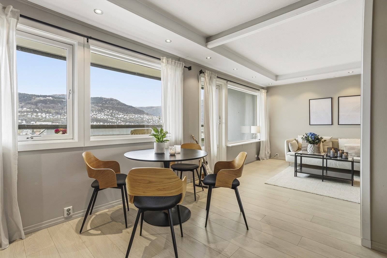 Det er god plass til både spisebord og sofakrok. Galleribilde