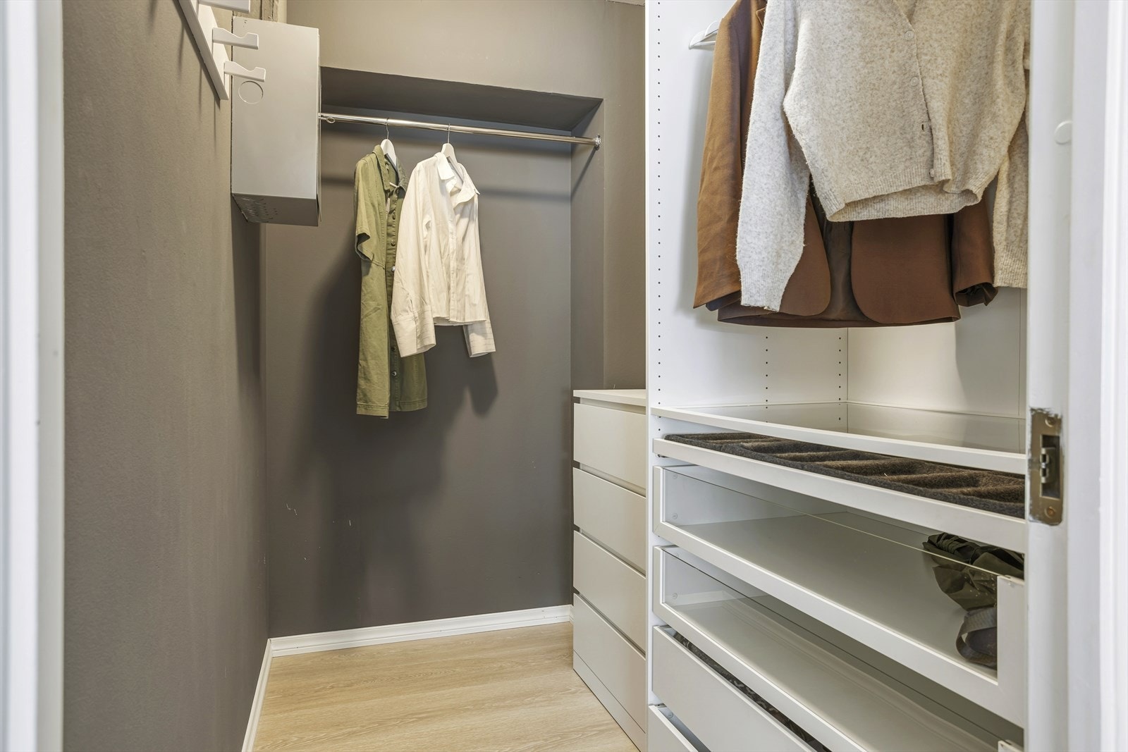 Det er praktisk walk-in-garderobe fra hovedsoverommet. Galleribilde