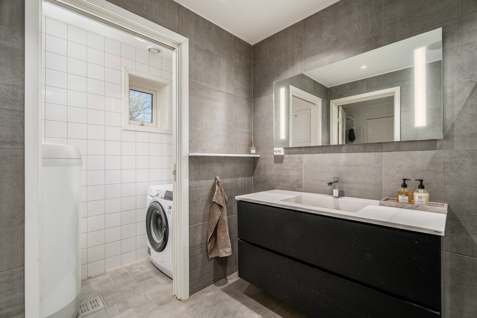 Baderommet har vaskerom med en vaskemaskin, varmtvannsbereder (ca 200l) og skyvedør for avlukking. Galleribilde